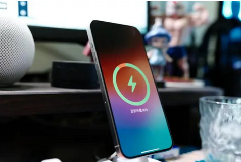 吉木萨尔苹果15换屏服务分享用什么充电器给iPhone15充电更好 